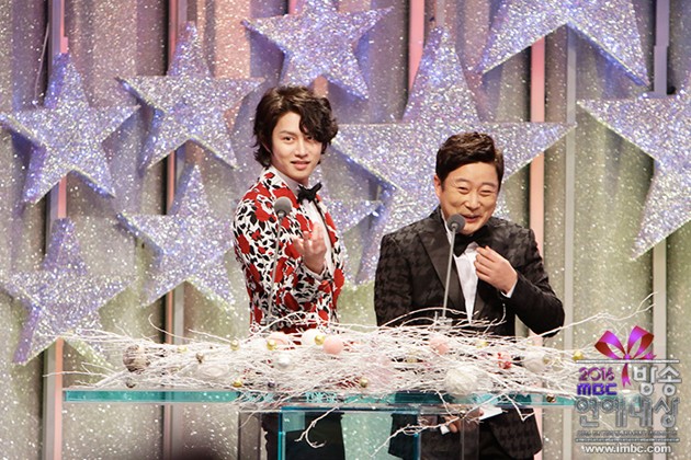 Gambar Foto Heechul Super Junior dan Lee Soo Geun di MBC Entertainment Awards 2016