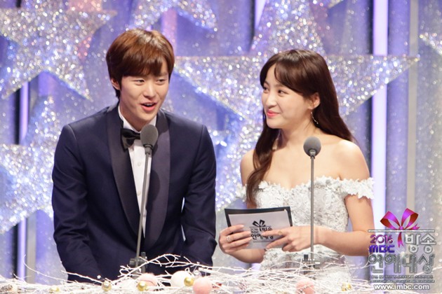 Gambar Foto Gong Myung dan Jung Hye Sung di MBC Entertainment Awards 2016