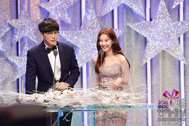 Gambar Foto Sung Si Kyung dan Seohyun Girls' Generation di MBC Entertainment Awards 2016