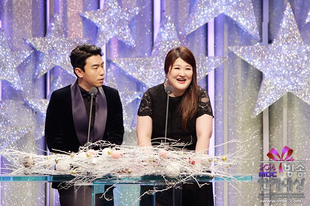 Gambar Foto Lee Si Eon dan Lee Guk Joo di MBC Entertainment Awards 2016