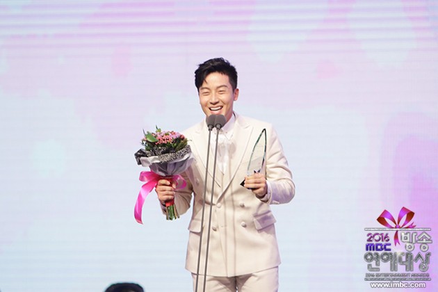 Gambar Foto Heo Kyung Hwan Raih Piala Excellence Award for Variety