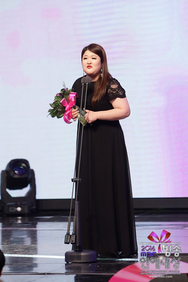 Gambar Foto Lee Guk Joo Raih Piala High Excellence Award for Variety