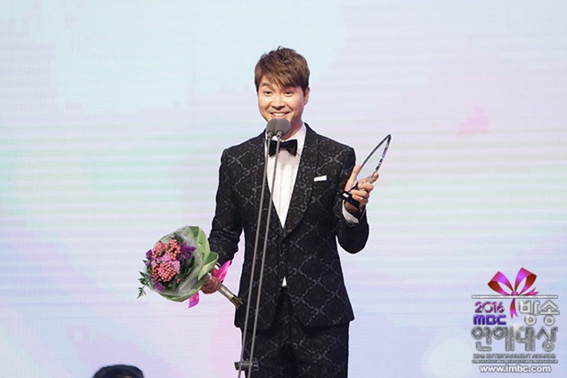 Gambar Foto Park Soo Hong Raih Piala Rookie Award for Radio