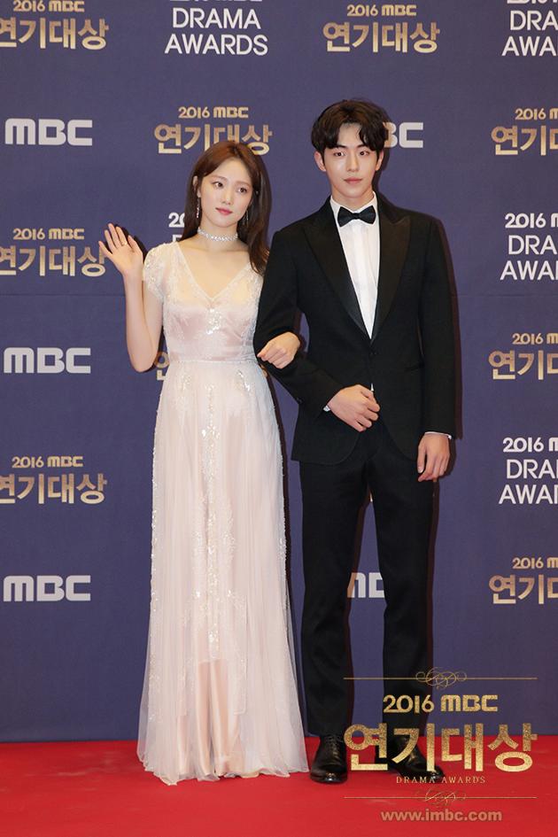 Gambar Foto Lee Sung Kyung dan Nam Joo Hyuk Serasi di Red Carpet MBC Drama 2016