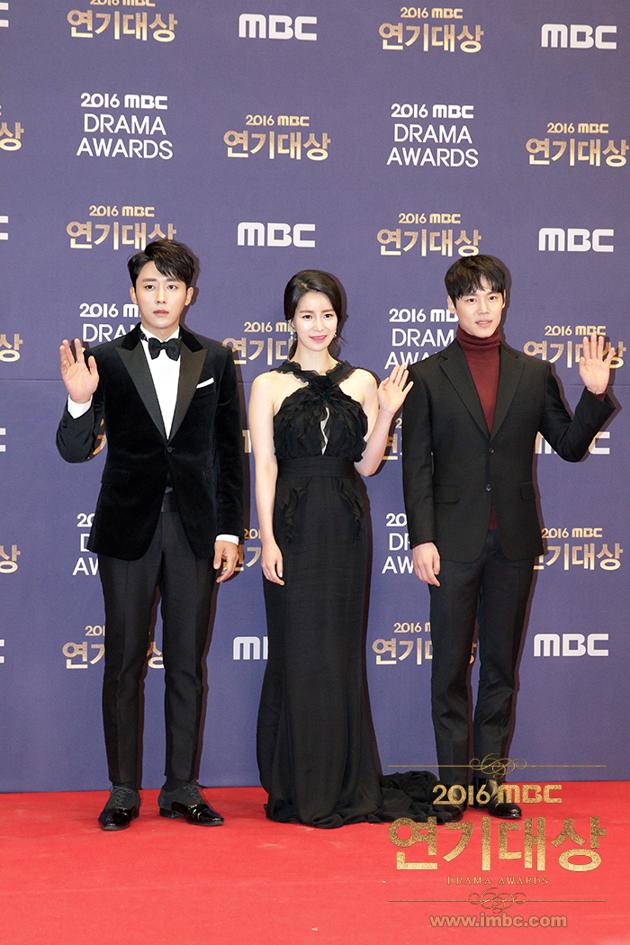 Gambar Foto Son Ho Joon, Lim Ji Yeon dan Han Joo Wan di Red Carpet MBC Drama 2016