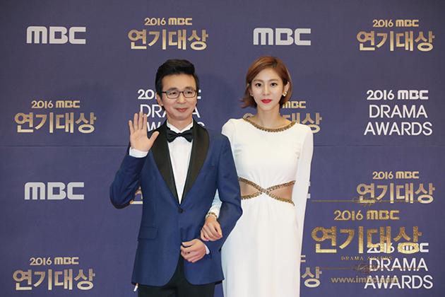 Gambar Foto Kim Gook Jin dan Uee After School di Red Carpet MBC Drama 2016