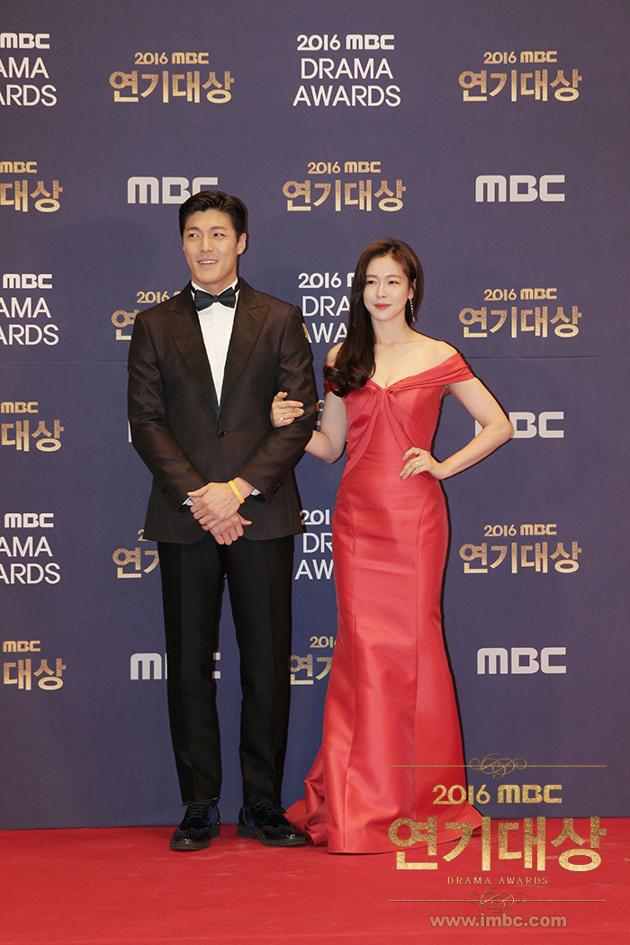 Gambar Foto Lee Jae Yoon dan Kyung Soo Jin di Red Carpet MBC Drama 2016