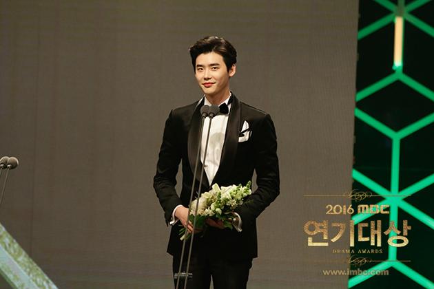 Gambar Foto Lee Jong Suk Juga Raih Piala Male High Excellence Award for Mini-Series