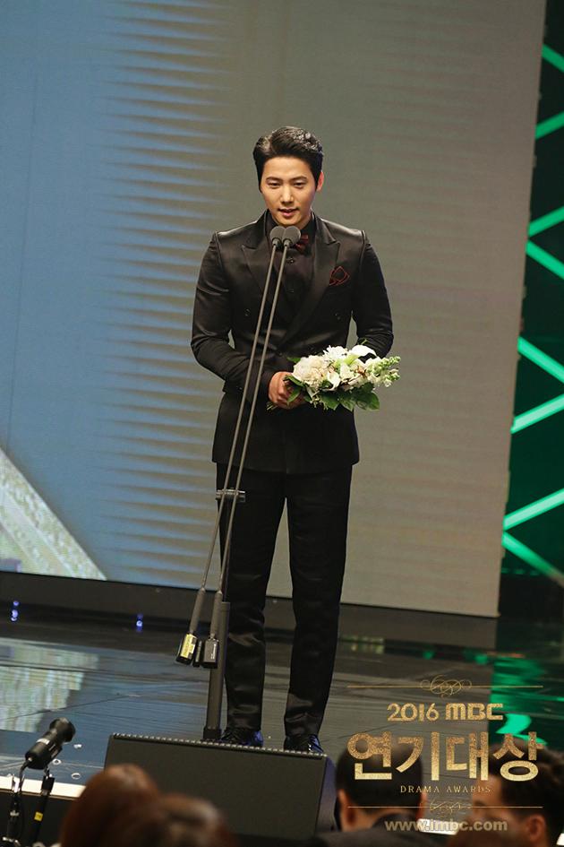 Gambar Foto Lee Sang Woo Raih Piala Male High Excellence Award for Serial Drama