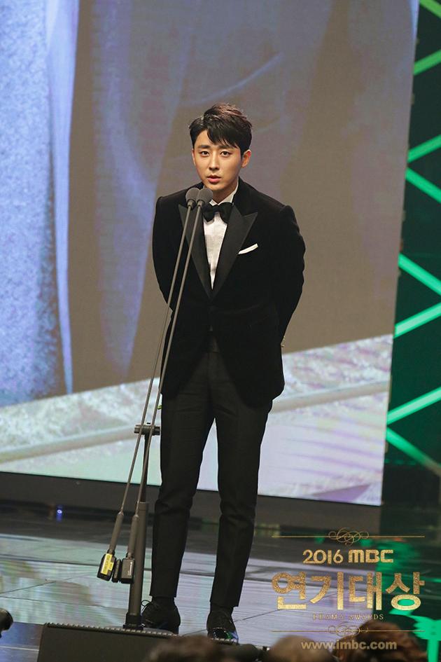 Gambar Foto Son Ho Joon Raih Piala Male Excellence Award for Serial Drama