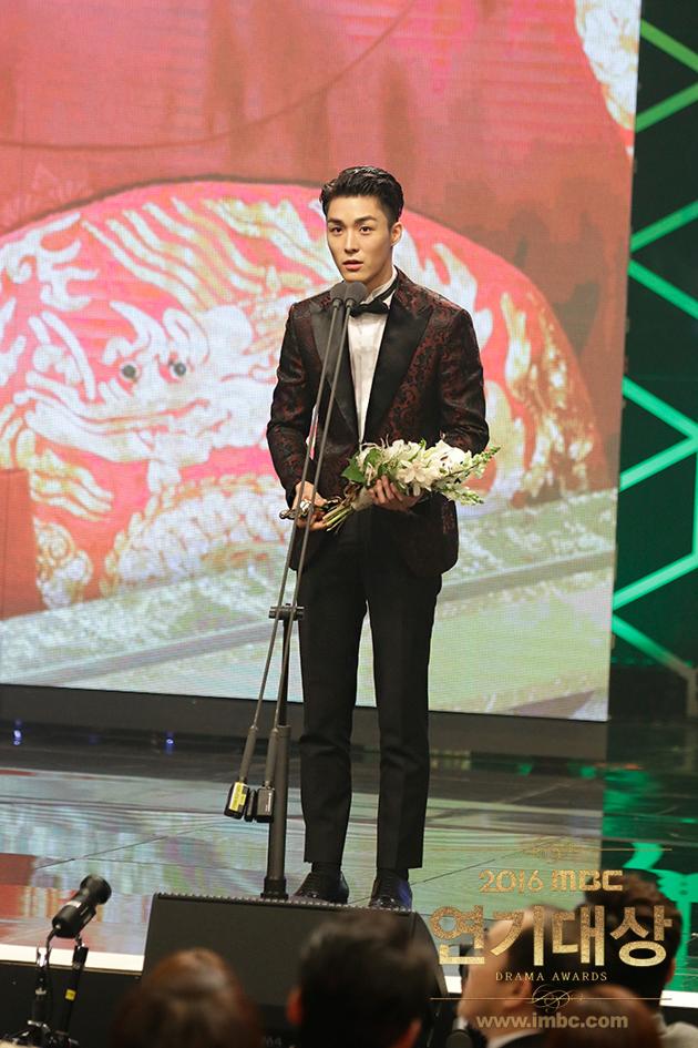 Gambar Foto Ditengah Skandal Seo Ha Joon Tetap Raih Penghargaan Male Excellence Award for Special Production Drama