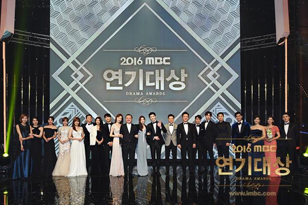 Gambar Foto Seluruh Pemenang MBC Drama Awards 2016 Berfoto Bersama Diakhir Acara