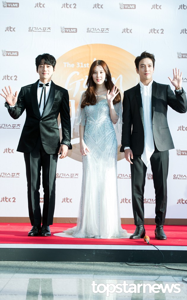 Gambar Foto Hwang Chi Yeul, Seohyun SNSD dan Jung Yong Hwa CN Blue di Red Carpet Hari Pertama Golden Disk Awards 2017