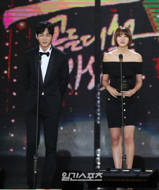 Gambar Foto Lee Won Geun dan Yoo In Young di Hari Pertama Golden Disk Awards 2017