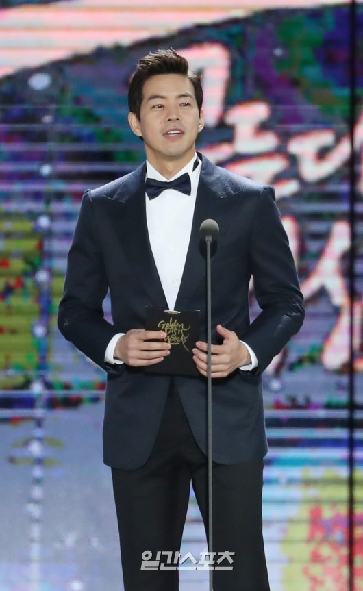 Gambar Foto Lee Sang Yoon di Hari Kedua Golden Disk Awards 2017