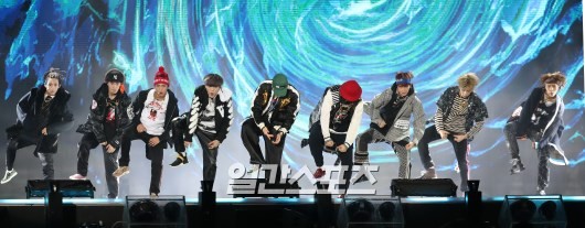 Gambar Foto NCT 127 Saat Nyanyikan Lagu 'Limitless' di Hari Kedua Golden Disk Awards 2017