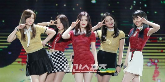 Gambar Foto Red Velvet Saat Nyanyikan Lagu 'Russian Roulette' di Hari Kedua Golden Disk Awards 2017