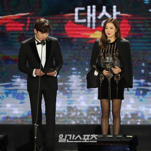 Gambar Foto Ji Chang Wook dan Kim Hee Sun Saat Bacakan Nominasi Penerima Daesang