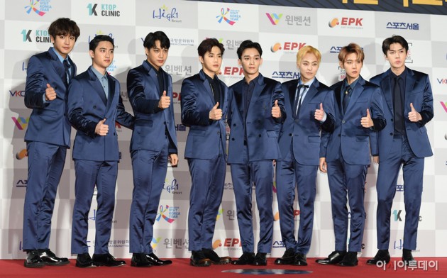 Gambar Foto EXO di Red Carpet Seoul Music Awards 2017