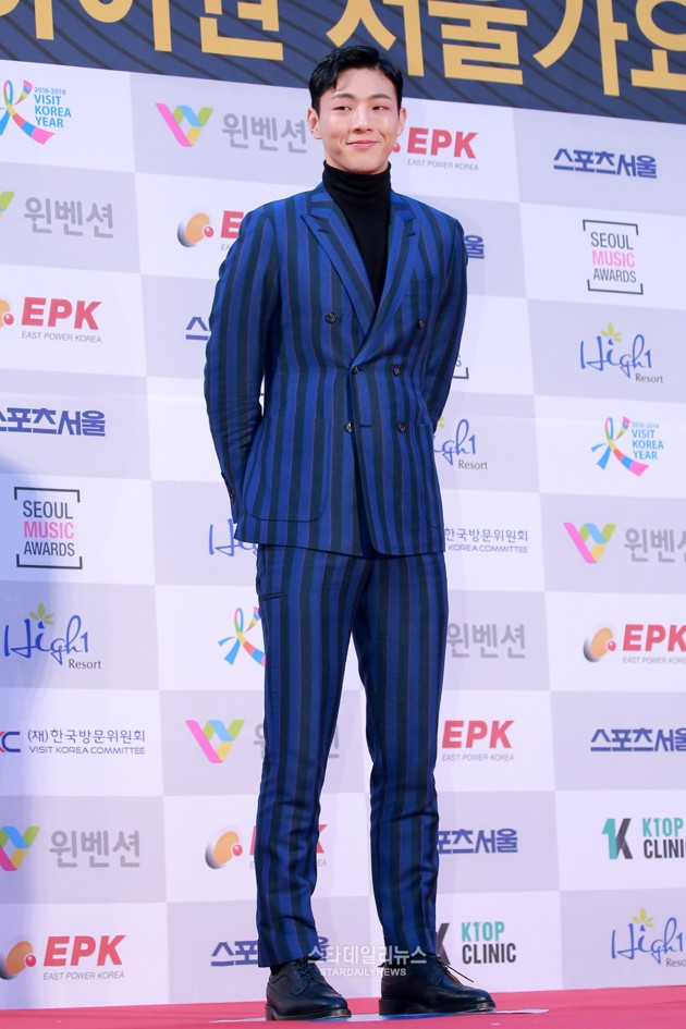 Gambar Foto Ji Soo di Red Carpet Seoul Music Awards 2017