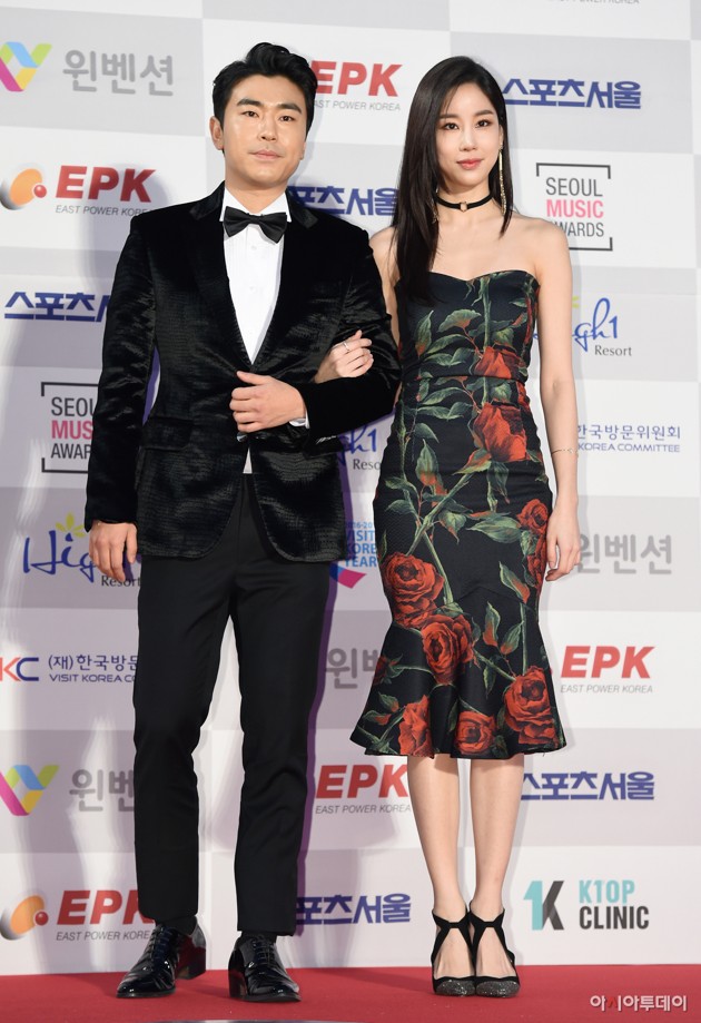 Gambar Foto Lee Si Eon dan Kim Joo Ri di Red Carpet Seoul Music Awards 2017
