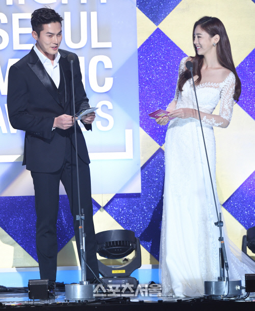 Gambar Foto Jo Dong Hyuk dan Lee Tae Im di Seoul Music Awards 2017