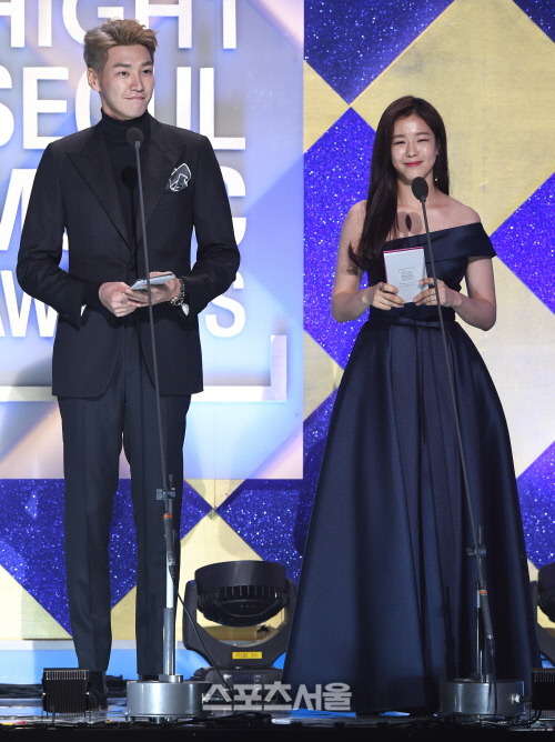 Gambar Foto Kim Young Kwang dan Kyung Soo Jin di Seoul Music Awards 2017