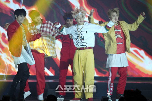 Gambar Foto NCT 127 Buka Seoul Music Awards dengan Nyanyikan Lagu 'Fire Truck' dan 'Limitless'