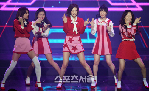 Gambar Foto Red Velvet Naynyikan Lagu 'Russian Roulette' di Seoul Music Awards 2017