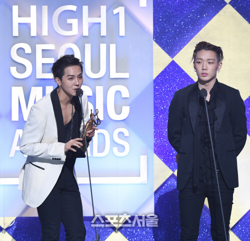 Gambar Foto Duo Bobby-Minho MOBB Raih Piala Hip Hop Award