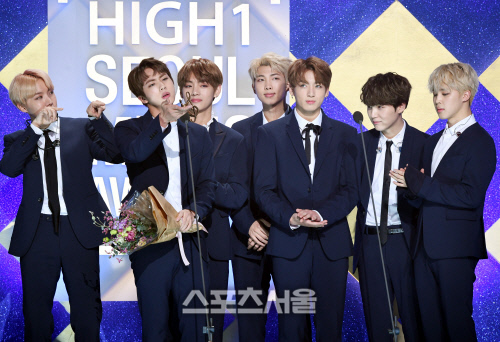 Gambar Foto Bangtan Boys Raih Piala Best Album Award