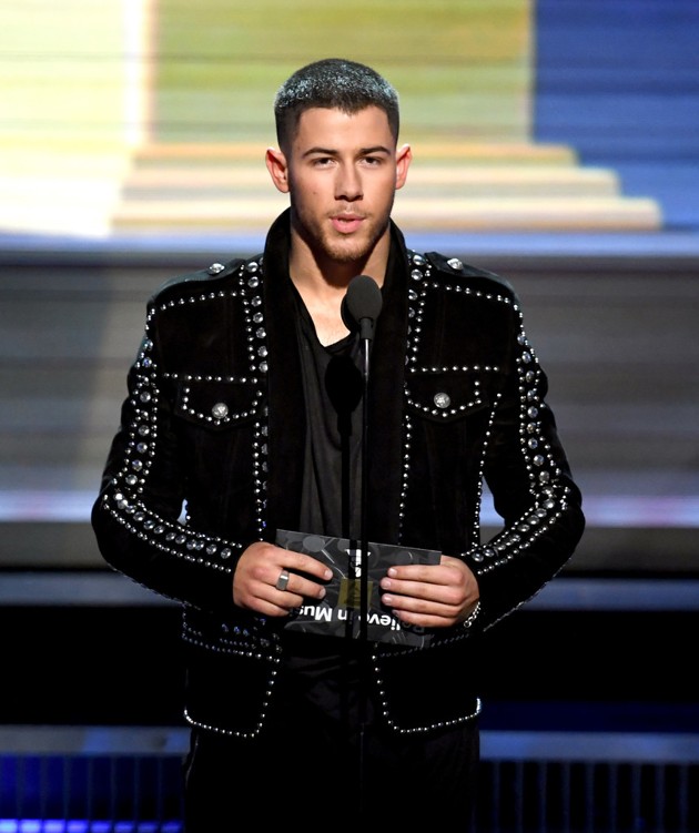 Gambar Foto Nick Jonas di Grammy Awards 2017