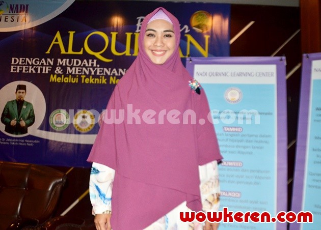 Gambar Foto Oki Setiana Dewi di Acara Neuro Nadi Indonesia