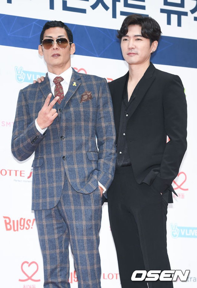 Gambar Foto Park Joon Hyung dan Danny Ahn g.o.d di Red Carpet Gaon K-Pop Chart Awards 2017