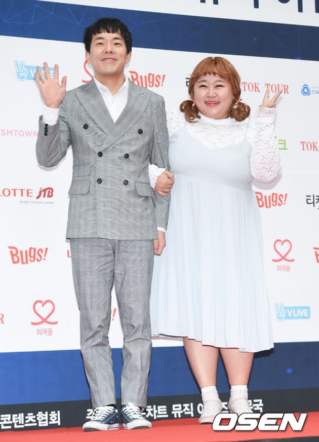 Gambar Foto Pasangan Komedian Kim Min Ki dan Hong Yoon Hwa di Red Carpet Gaon K-Pop Chart Awards 2017