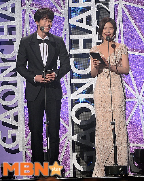 Gambar Foto Gong Myung dan Park Ha Na di Gaon K-Pop Chart Awards 2017
