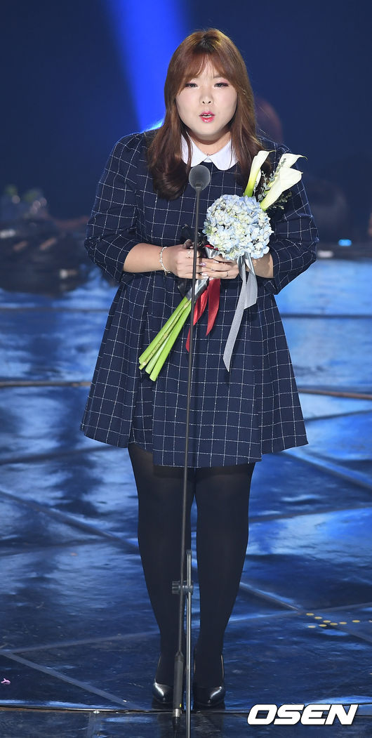 Gambar Foto Jo Yoon Kyung Raih Piala Song Writer of the Year