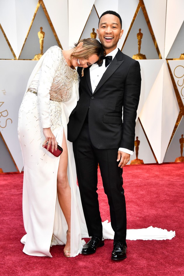 Gambar Foto Kemesraan Chrissy Teigen dan John Legend di Red Carpet Oscar 2017