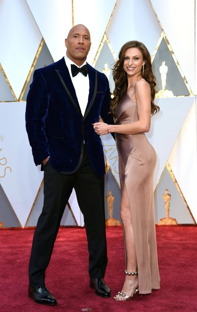 Gambar Foto Dwayne Johnson dan Kekasihnya di Red Carpet Oscar 2017