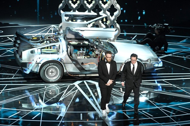 Gambar Foto Michael J. Fox dan Seth Rogen Bacakan Nominasi dengan Bawa Mobil Masa depan di Oscar 2017