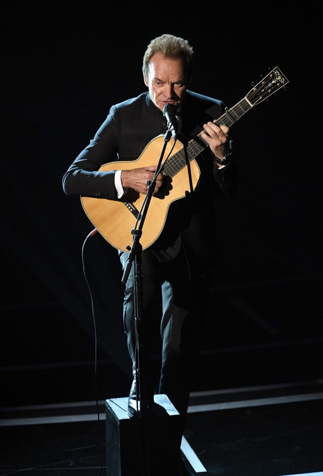 Gambar Foto Sting Saat Nyanyikan Lagu 'The Empty Chair' di Oscar 2017