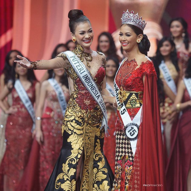 Gambar Foto Puteri Indonesia 2016 Kezia Warouw Bersama Pemenang Puteri Indonesia 2017 Bunga Jelitha Ibrani