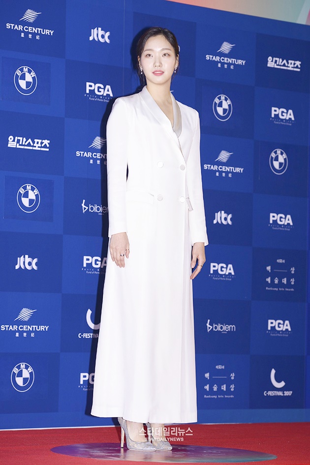 Gambar Foto Kim Go Eun di Red Carpet Baeksang Arts Awards 2017