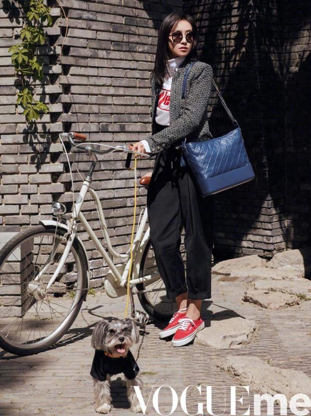 Gambar Foto Victoria f(x) Bawa Jalan-jalan Anjing pakai Sepeda di Majalah Vogue Me Edisi Juni 2017