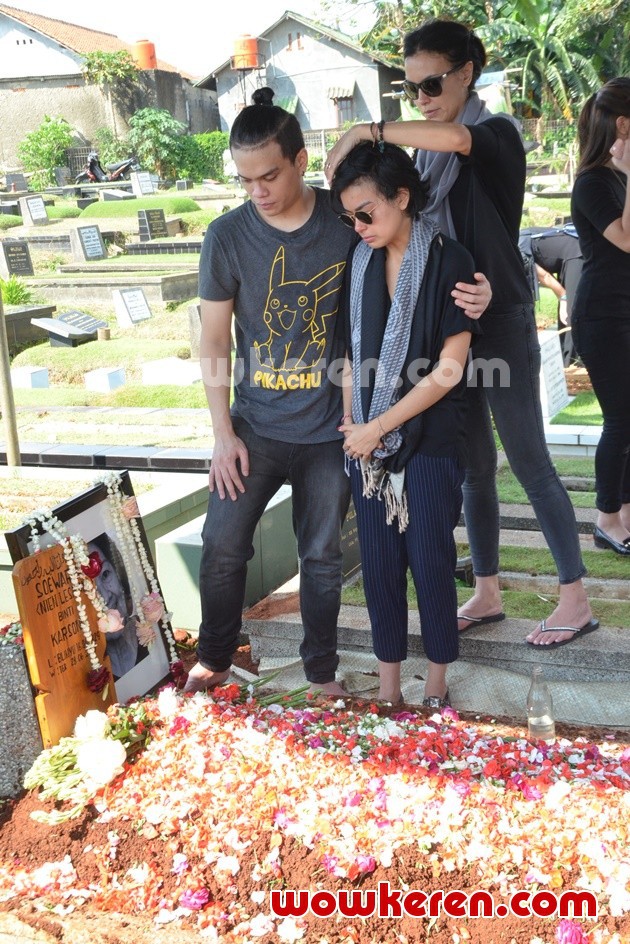 Gambar Foto Eva Celia dan Sophia Latjuba di Pemakaman Nien Lesmana