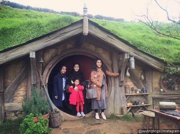 Gambar Foto Ayu Ting Ting juga tampak mengunjungi Hobbiton Movie Set di New Zealand.