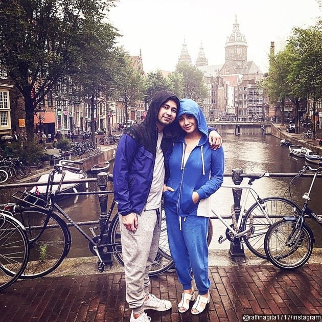 Gambar Foto Raffi dan Nagita Pose di Sungai Cikapundung atau Sungai Amsterdam?