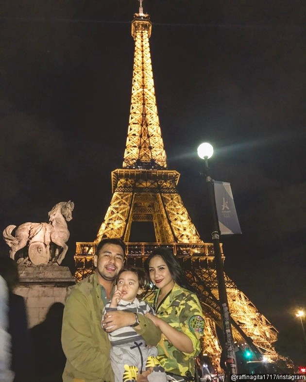Gambar Foto Menara Eiffel di Paris tak luput dari tujuan wisata Raffi Ahmad, Nagita Slavina dan Rafathar.