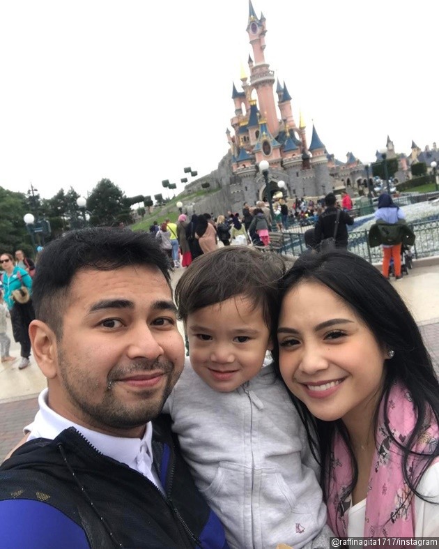 Gambar Foto Saat mengunjungi Disneyland, Rafathar terlihat senang tapi takut ketemu Mickey Mouse.
