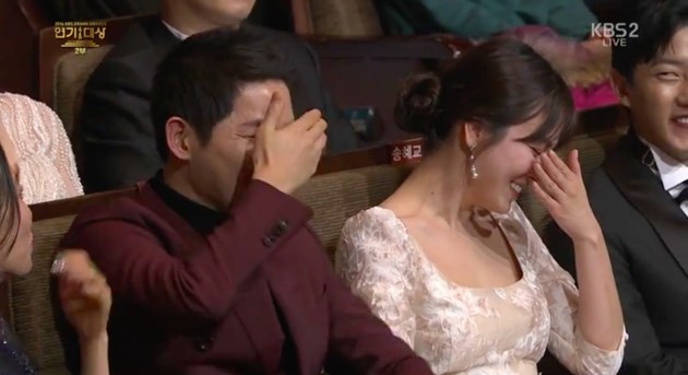 Gambar Foto Song Joong Ki dan Song Hye Kyo tersipu malu saat keduanya disorot duduk berdampingan di KBS Drama Awards 2016